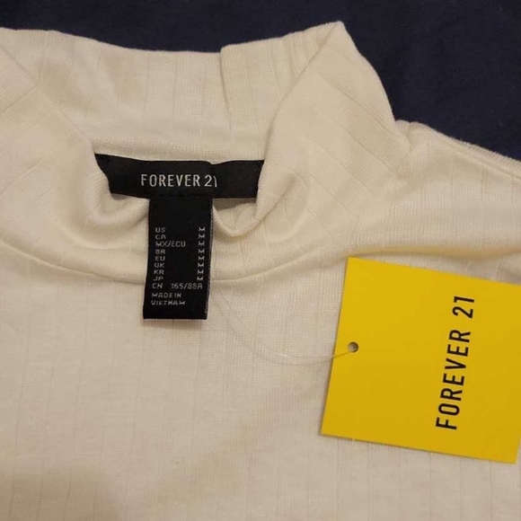 ❗ SOLD ❗ NWT ribbed crop mockneck - Picture 3 of 5